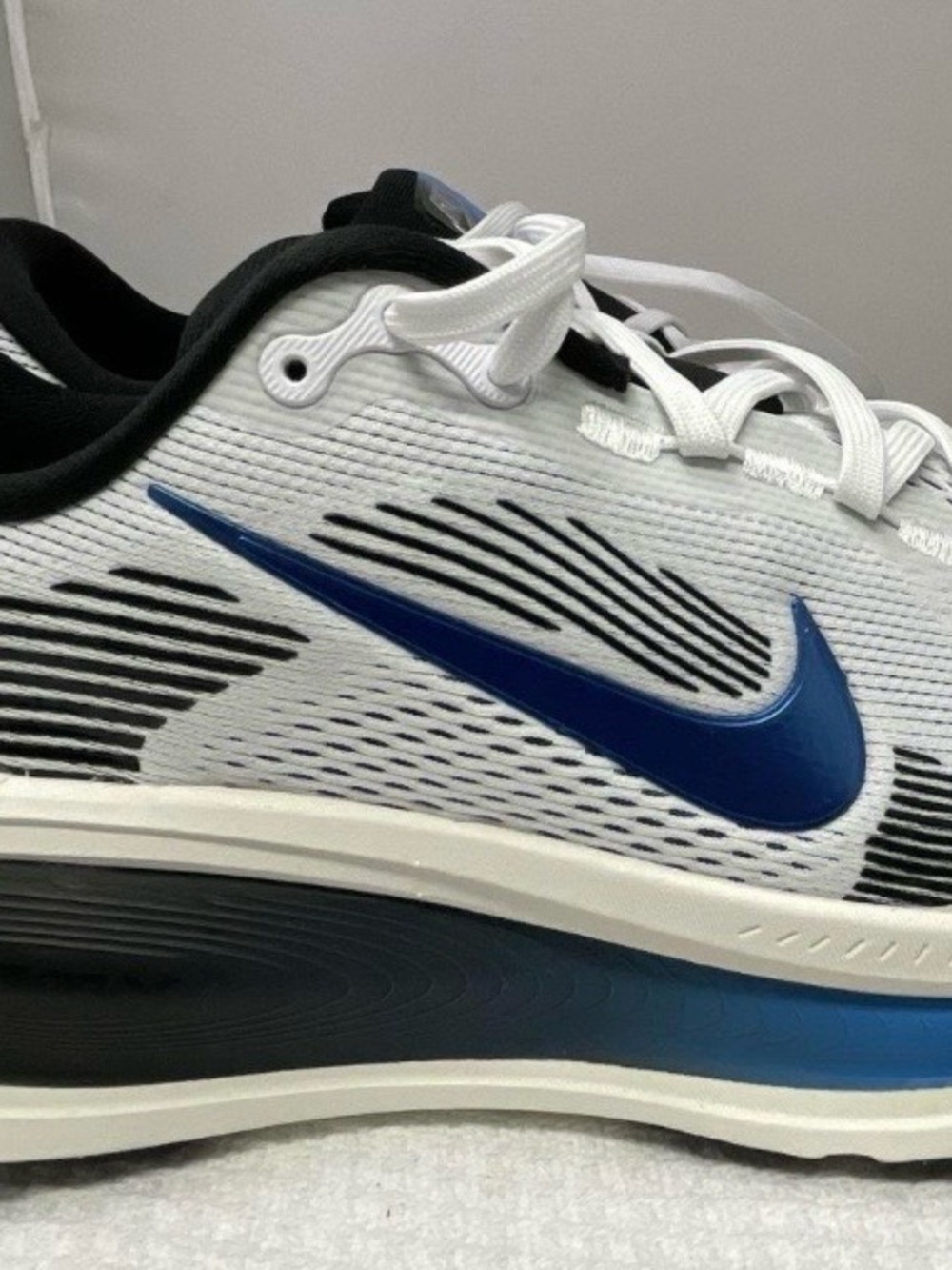 Nike men’s VOMERO 18 running shoes, White, blue, black- size 11.5 NWOB - Picture 3 of 9